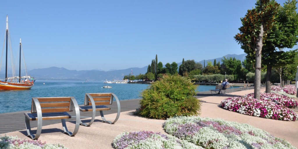 Uferpromenade mit Sitzgelegenheiten in Bardolino - sehr schön mit Blumen geschmückt