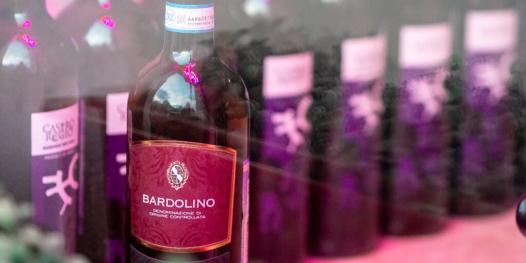 Bardolino Wein in einer Vitrine einer Enoteca im Ort