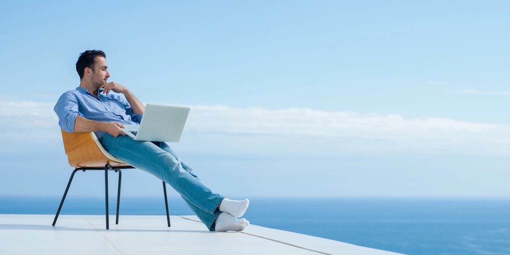 Datenschutz am Gardasee am Laptop sitzend