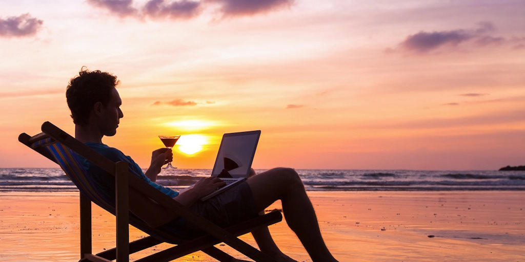 Entspannen mit Laptop am Gardaseeufer bei Sonnenuntergang