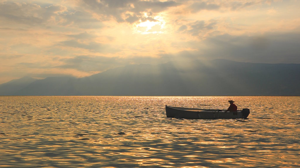 Mit dem Boot bei Sonnenuntergang am Gardasee