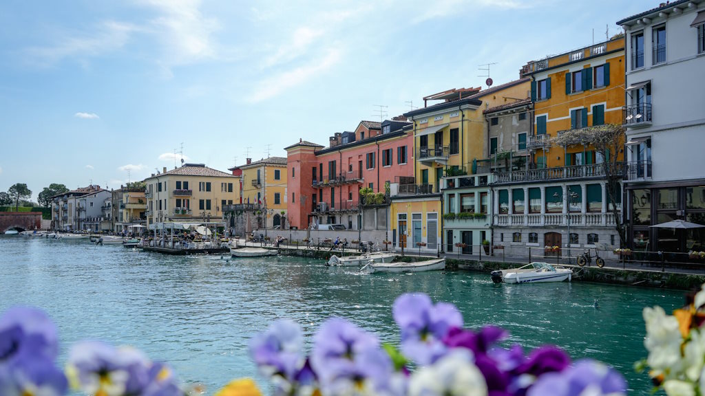 Gardasee mit Blumen im Hafen