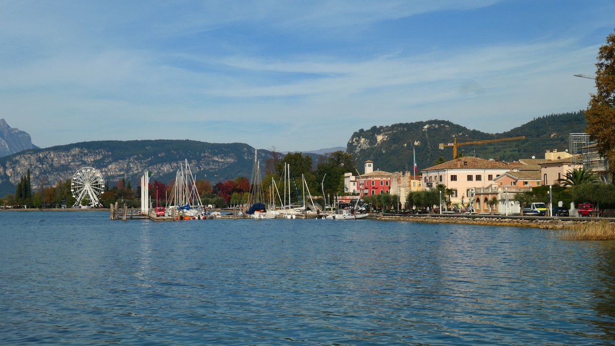 Die Uferpromenade von Bardolino mit Hafen, Segelbooten und dem Riesenrad am Seeufer