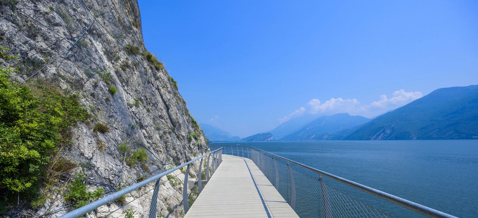 Kragplatte der Ciclovia del Garda bei Limone sul Garda, Radweg über dem Gardasee
