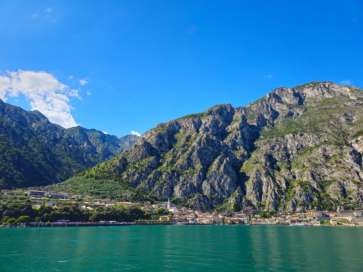 Limone sul Garda am Westufer, zwischen Fels und Wasser eingeklemmt