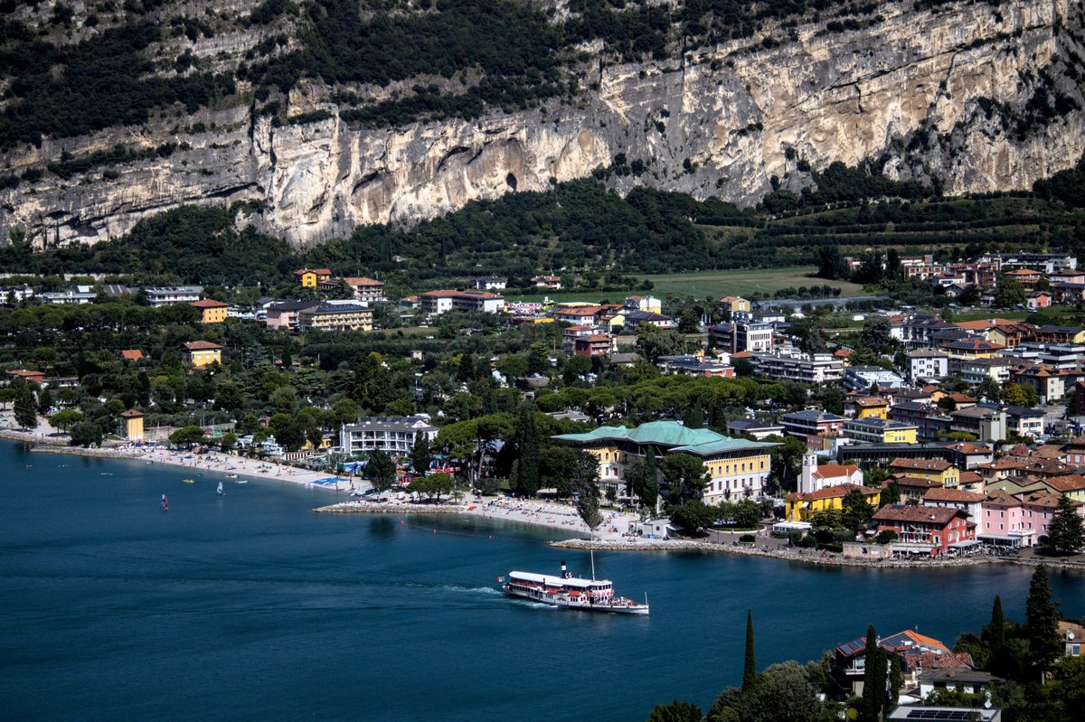 Riva del Garda am Nordufer des Gardasees vor der steilen Felswand
