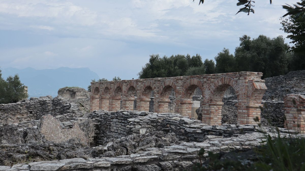 Die erhaltene Reihe römischer Ziegelbögen der Grotten des Catull in Sirmione