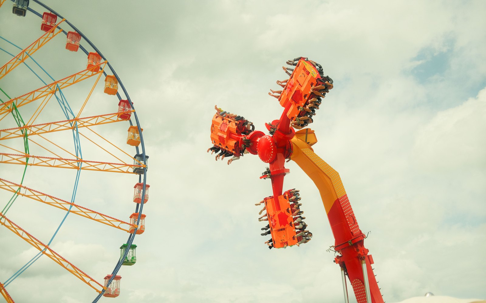 Fahrgeschäft in einem Freizeitpark