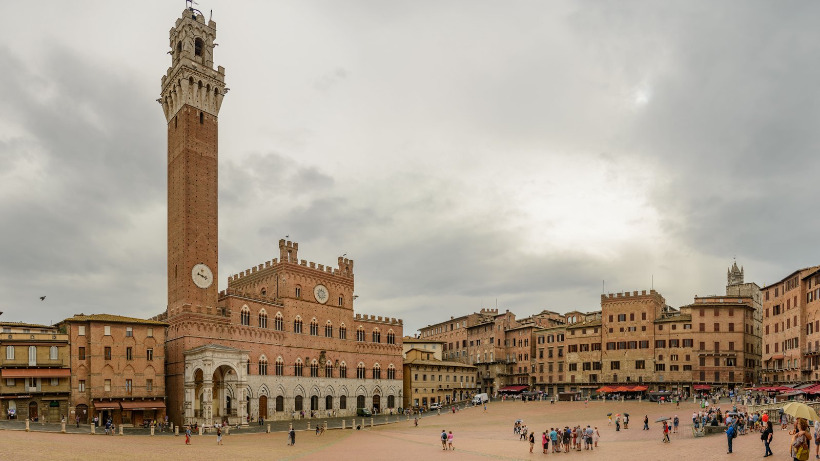 Italienische Piazza am Abend