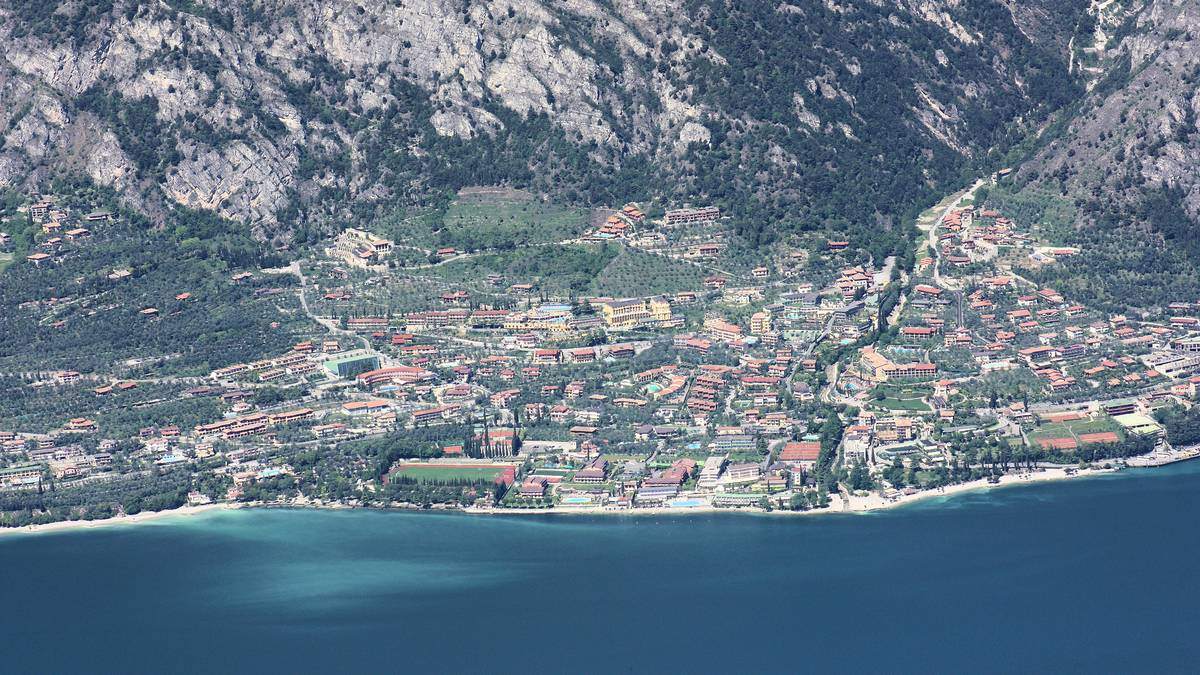 Der Ort Limone sul Garda liegt als schmaler Streifen zwischen dem Gardasee und der steilen Felswand dahinter