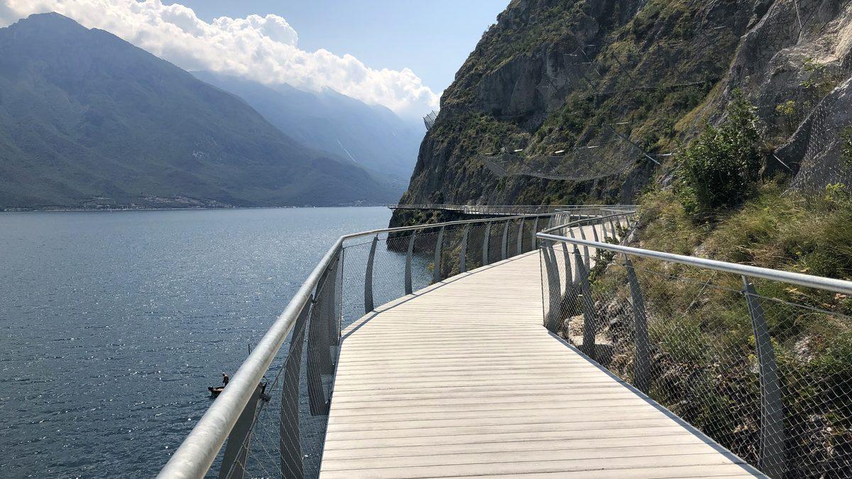 Der Radweg der Ciclopista del Garda führt auf einer Konstruktion in der Felswand über dem Gardasee bei Limone