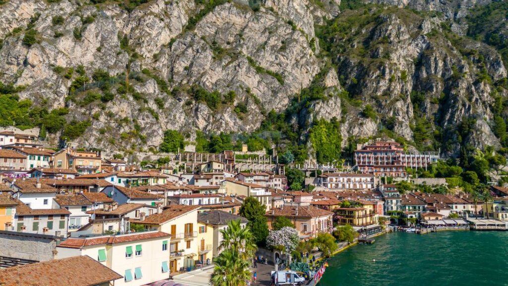 Luftbild der Altstadt von Limone sul Garda unter der Felswand am Gardasee