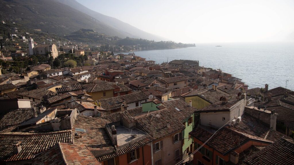 Ziegeldächer der Altstadt von Malcesine mit Kirchturm und Gardasee
