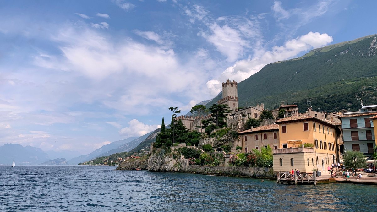 Die Scaliger-Burg von Malcesine auf dem Felsen über dem Gardasee, vom Wasser aus gesehen