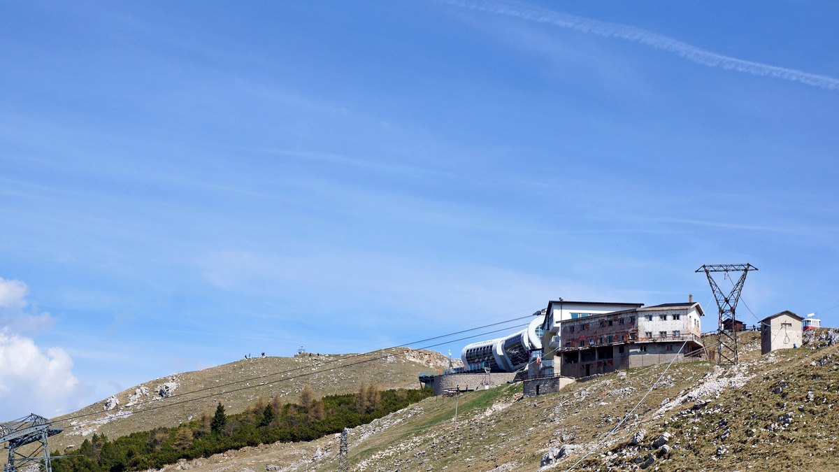 Bergstation der Seilbahn Malcesine Monte Baldo auf dem kahlen Bergrücken, eine Gondel fährt ein