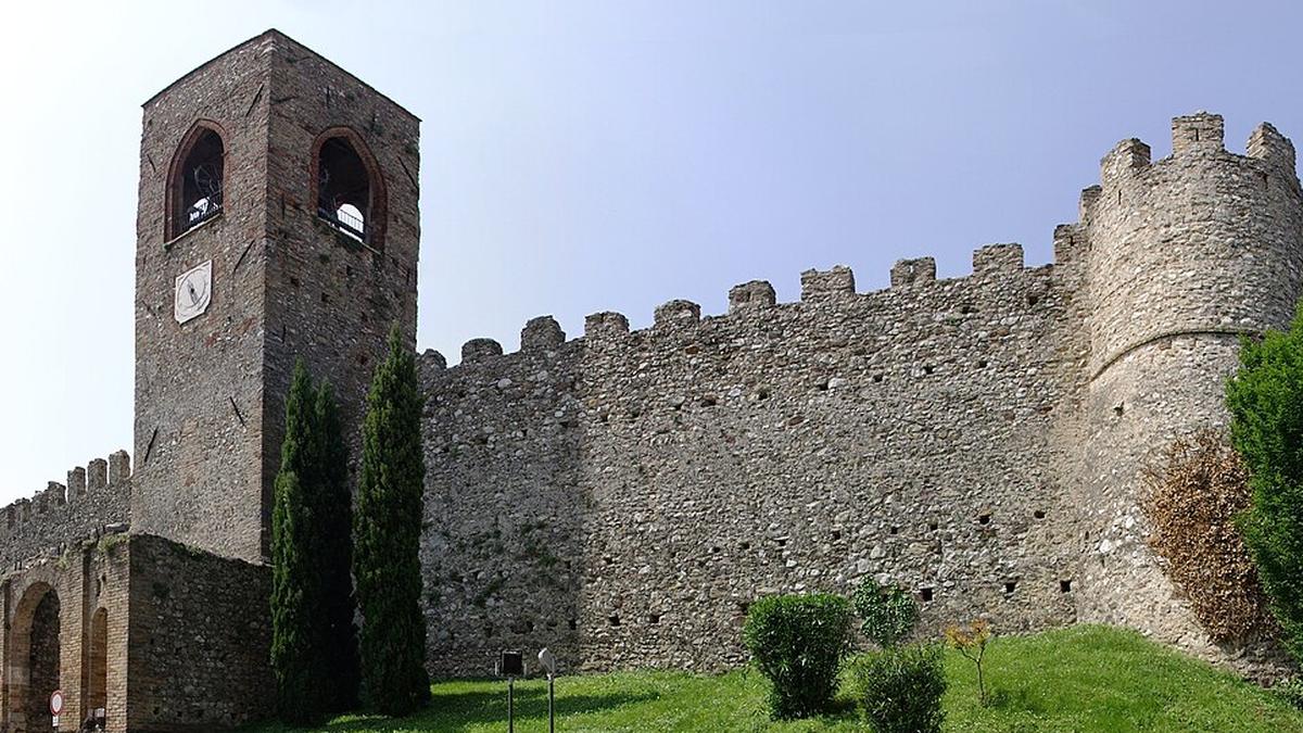 Castello di Moniga mit Wehrturm, Zinnenmauer und rundem Eckturm