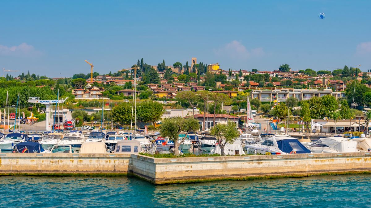 Yachthafen von Moniga del Garda mit Mole, Segelbooten und Motorbooten