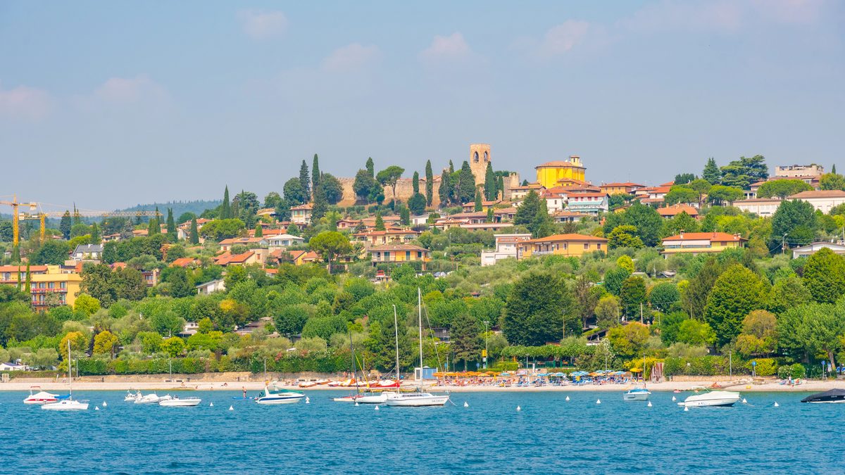 Moniga del Garda vom Gardasee aus gesehen, Ortskern am bewaldeten Hang
