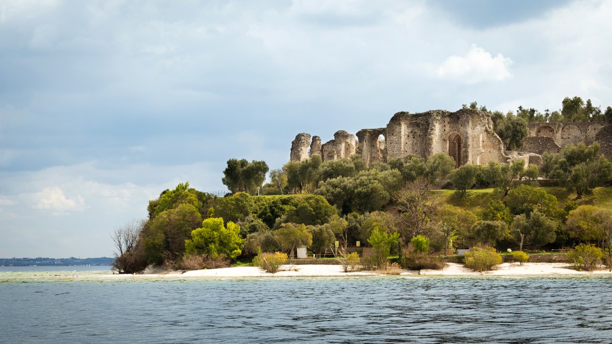Ruine der römischen Villa Grotten des Catull auf der Anhöhe an der Nordspitze der Halbinsel von Sirmione
