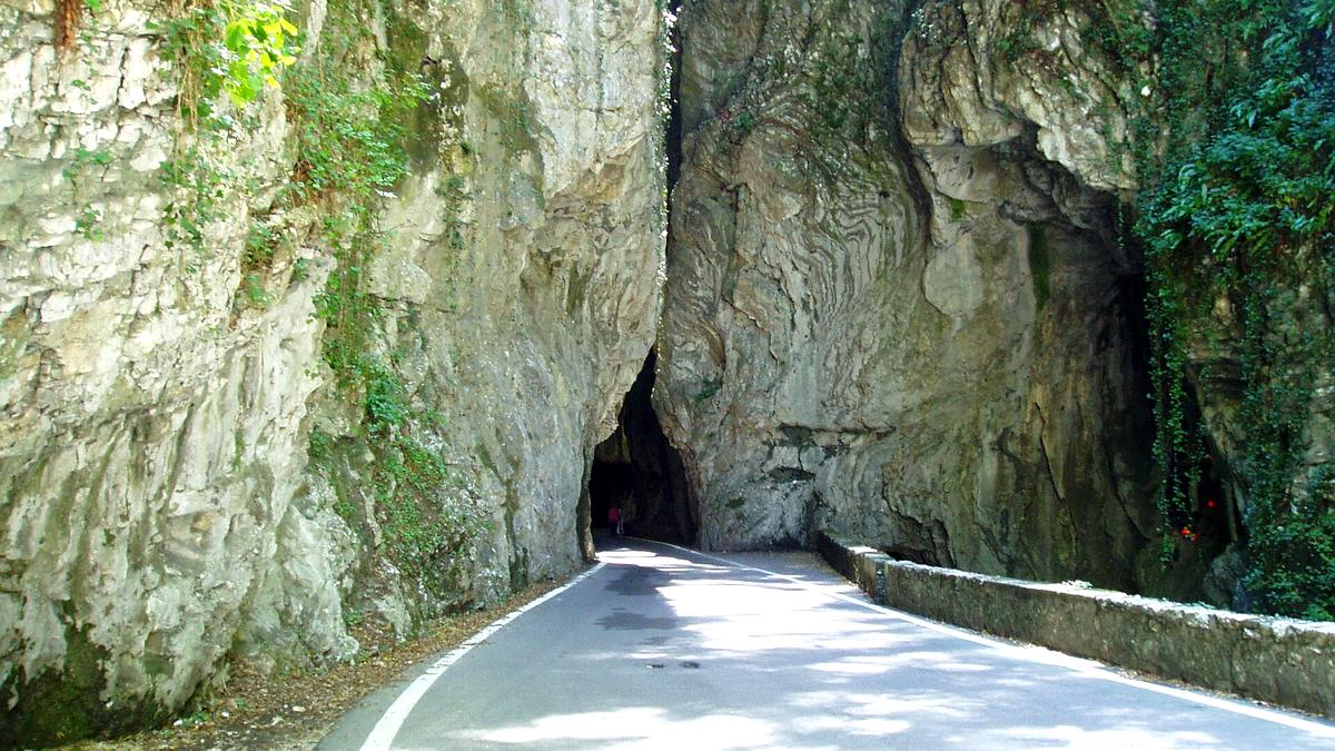 Enger Tunneleingang der Strada della Forra zwischen senkrechten Felswänden