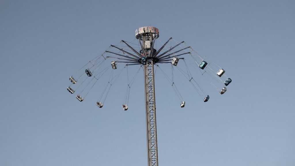 Fahrgeschäft in einem Freizeitpark