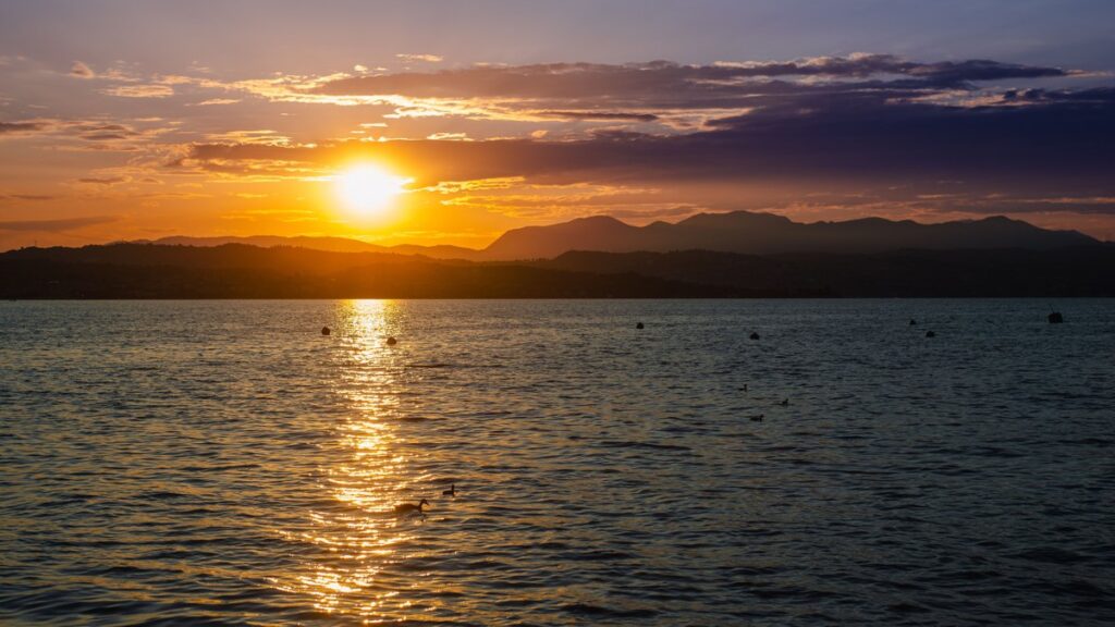 Sonnenuntergang über einem See in den Bergen