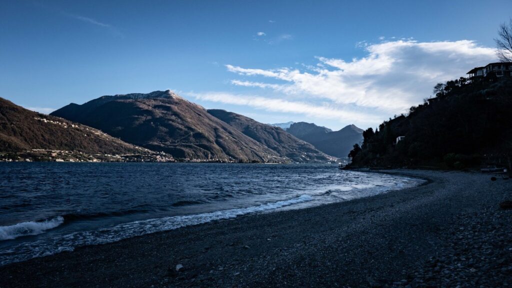 Kiesstrand an einem italienischen See