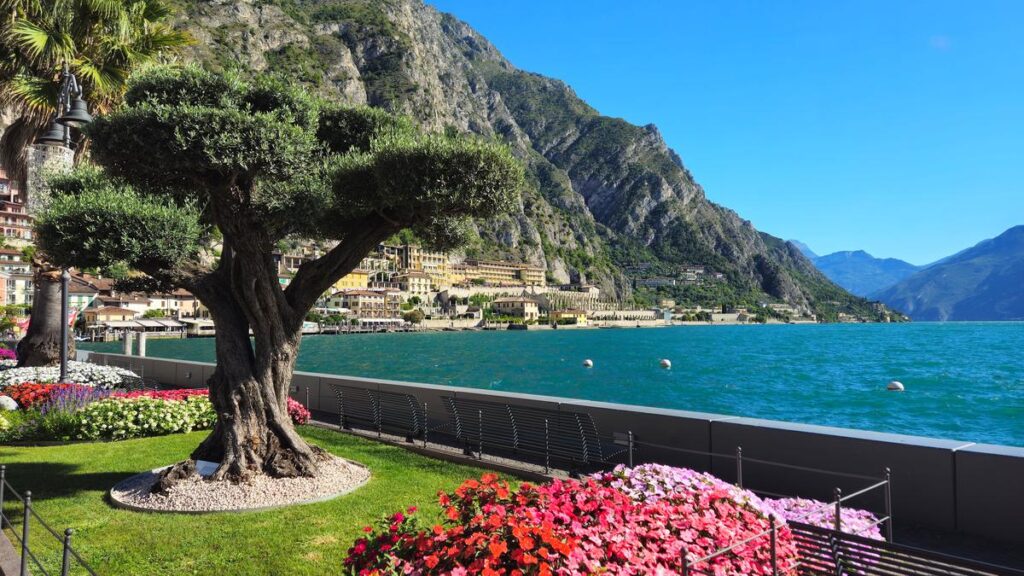 Der Gardasee mit den umliegenden Bergen