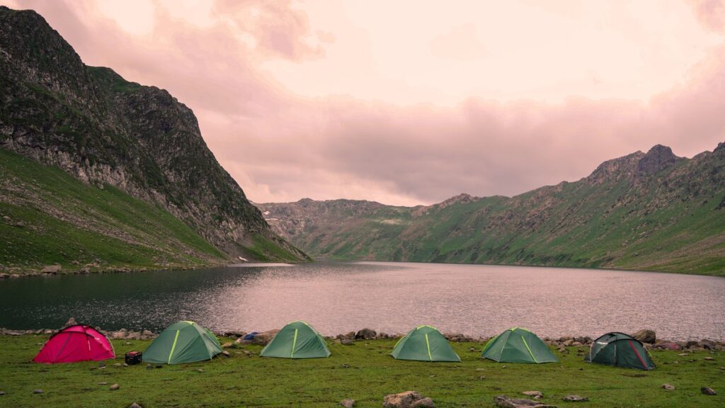 Campingplatz am See vor Bergen