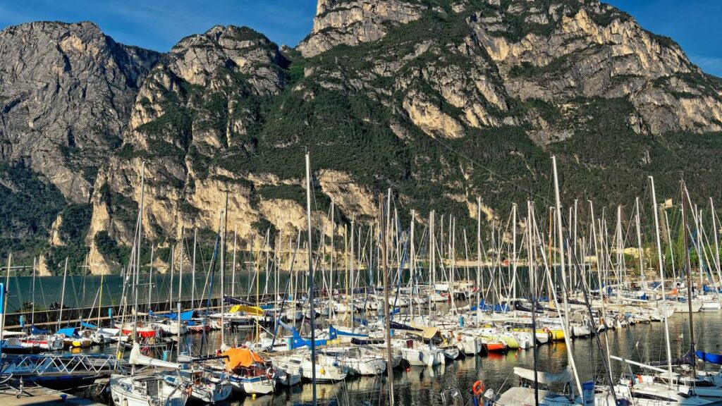Der Gardasee mit den umliegenden Bergen