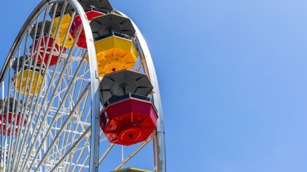 Fahrgeschäft in einem Freizeitpark