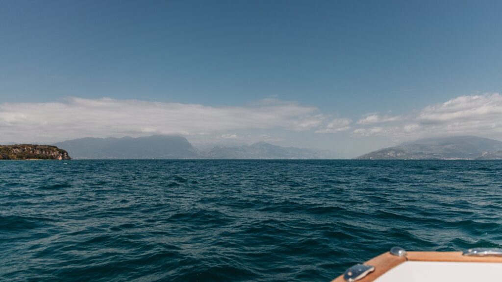 Der Gardasee mit den umliegenden Bergen