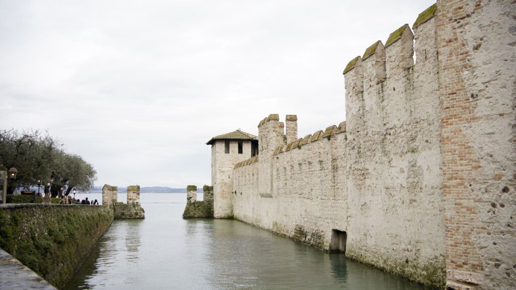 Der Gardasee mit den umliegenden Bergen, Sirmione