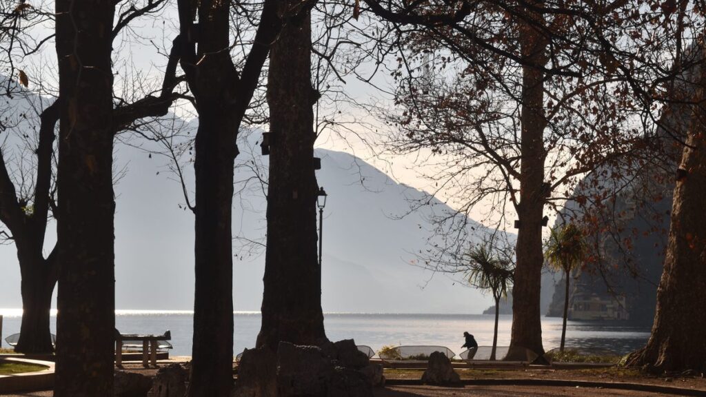 Der Gardasee mit den umliegenden Bergen