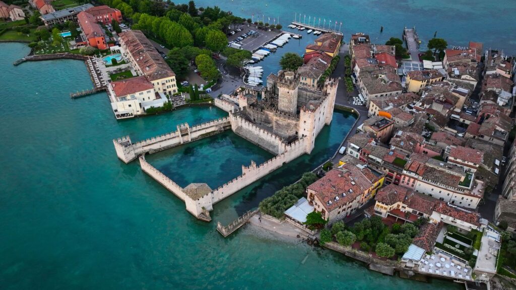 Der Gardasee mit den umliegenden Bergen