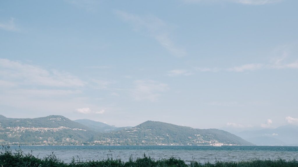 Kiesstrand an einem italienischen See