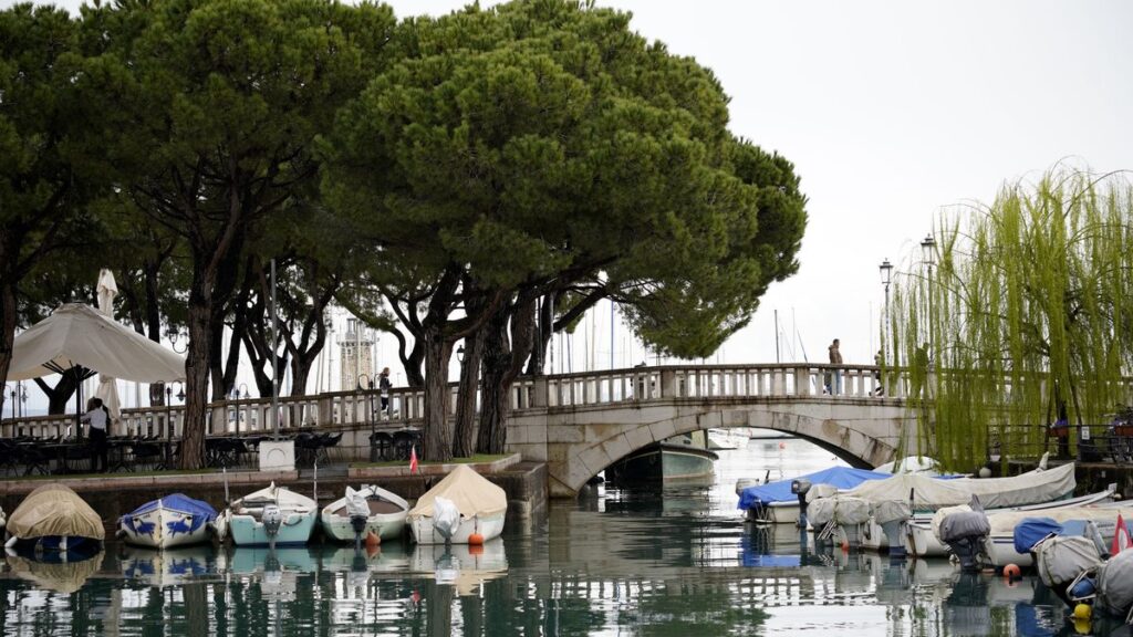 Der Gardasee mit den umliegenden Bergen, Desenzano del Garda