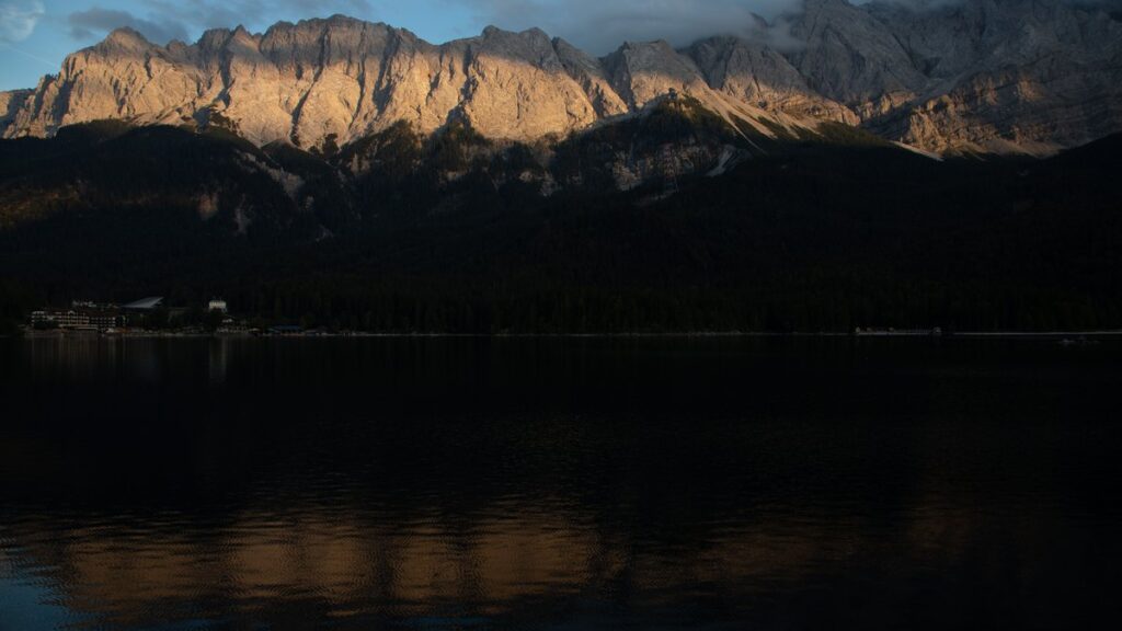 Sonnenuntergang über einem See in den Bergen