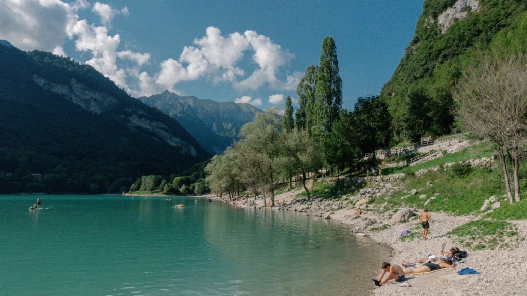 Kiesstrand an einem italienischen See