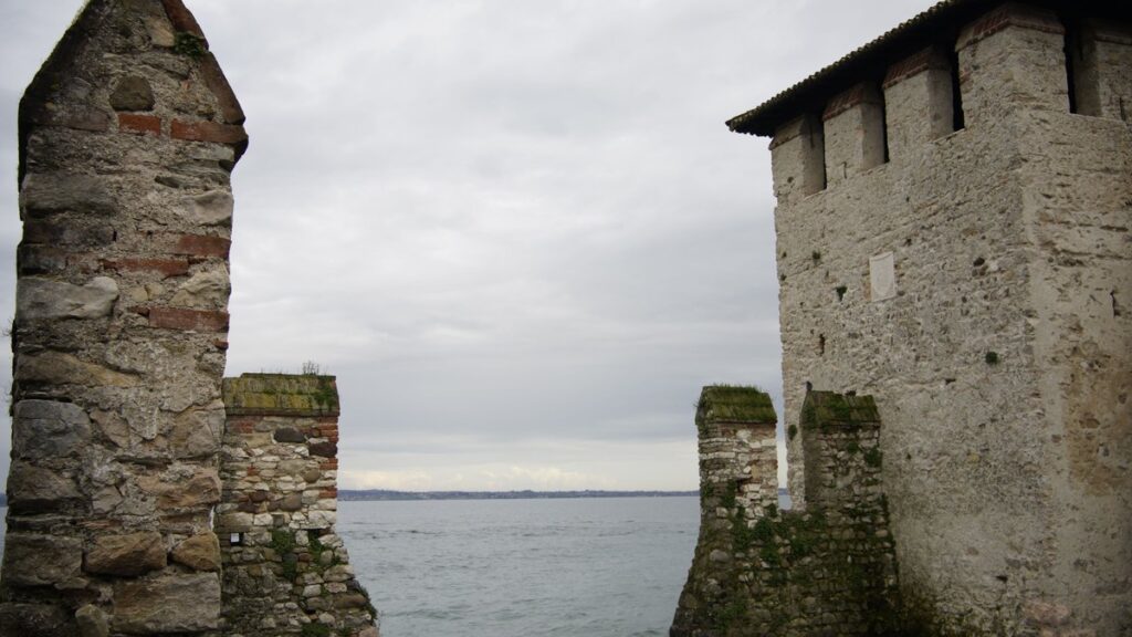 Der Gardasee mit den umliegenden Bergen