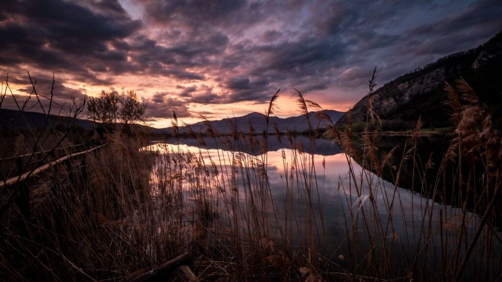 Sonnenuntergang über einem See in den Bergen