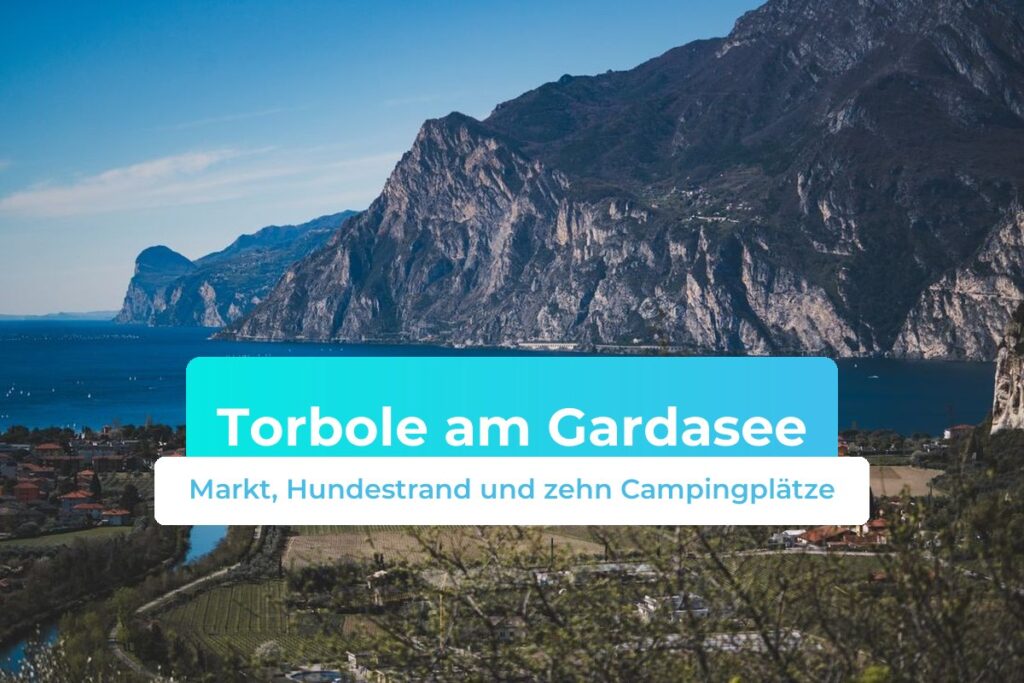 Blick von oben über Torbole am Gardasee mit der Sarca-Ebene und dem Nordbecken