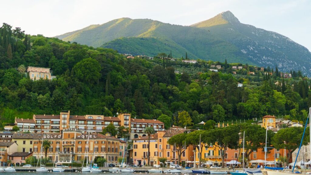 Toscolano Maderno am Westufer des Gardasees mit Hafen und bewaldetem Berghang