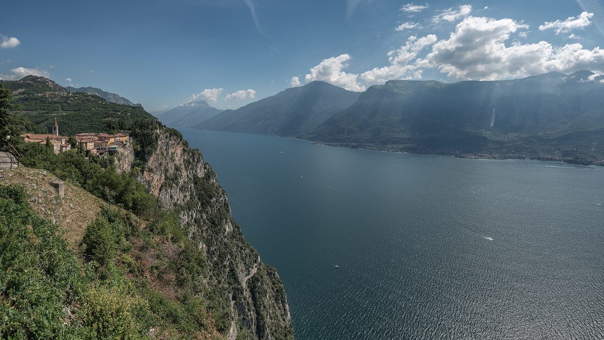 Pieve di Tremosine auf der Felskante hoch über dem Gardasee, Blick nach Norden